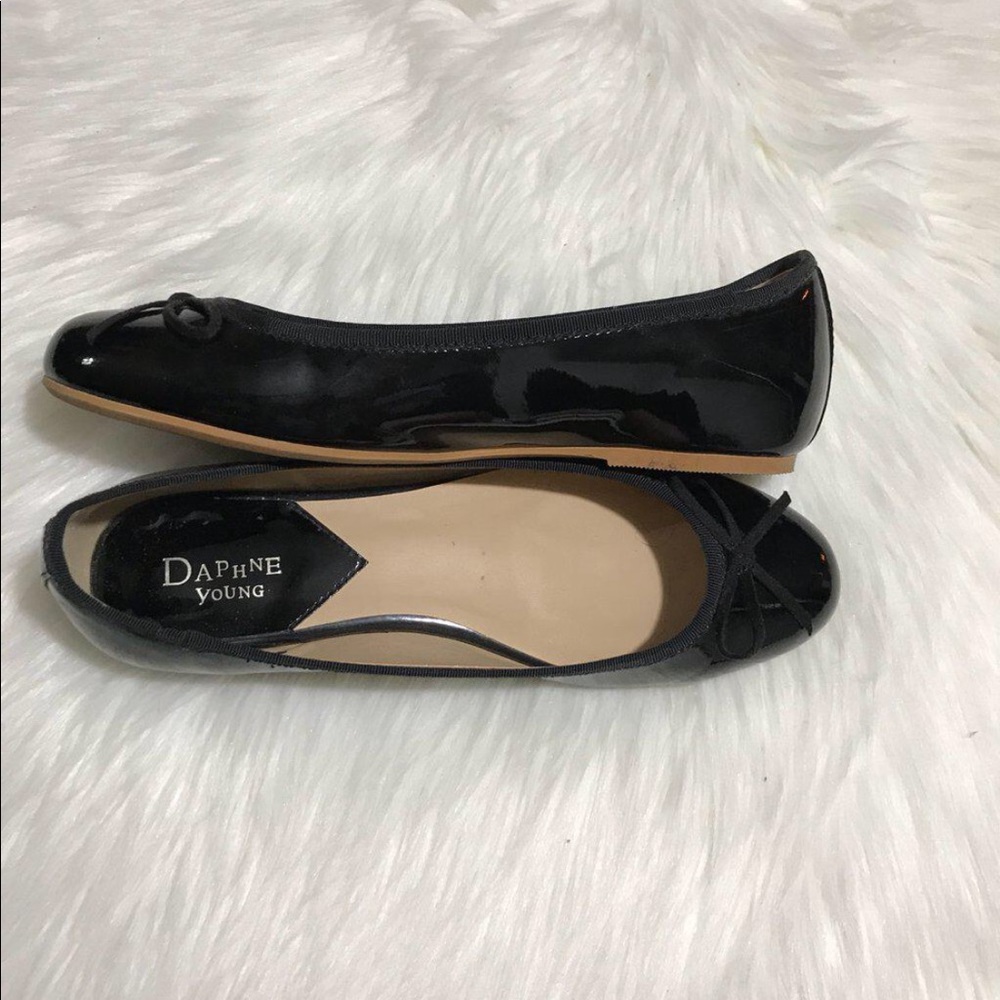 Black patent leather ballerina flats